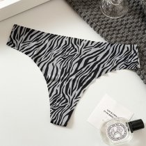 Thong  กางเกงในจีสตริง กางเกงในไร้ขอบ เซ็กซี่ เรียบเนียนทั้งตัว ผ้านิ่มยืดเยอะ ไม่เห็นขอบ